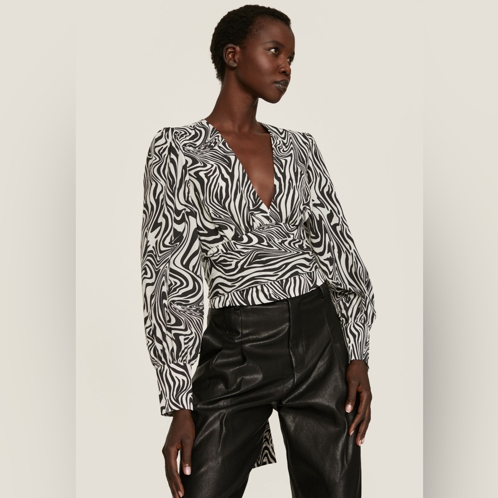 Saunders Collective Zebra Print Black and White V-Neck Blouse Size 8